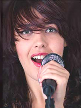 Foto einer Sängerin beim einer Castingshow.